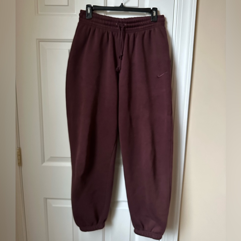 Nike Sportswear Phoenix Fleece  Sweatpants in Burgundy